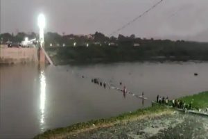 गुजरात में केबल ब्रिज टूटने से 400 लोग नदी में गिरे