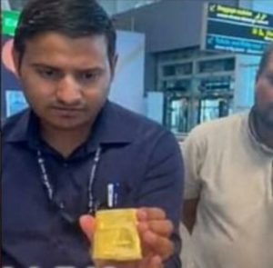 Gold Smuggling: इंडिगो फ्लाइट से बेंगलुरु जा रहे यात्री की चप्पल से निकला 69 लाख रुपये का सोना कस्टम विभाग के अधिकारी भी देख रह गए दंग: VIDEO