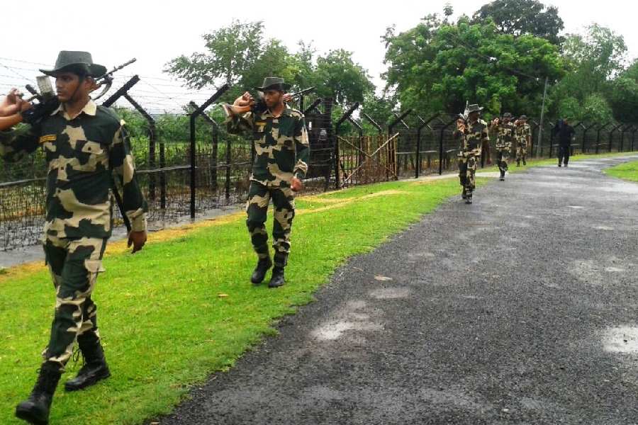 कूच बिहार: राज्य पुलिस के उपनिरीक्षक ने BSF कमांडिंग ऑफिसर, इंस्पेक्टर के खिलाफ शिकायत दर्ज कराई